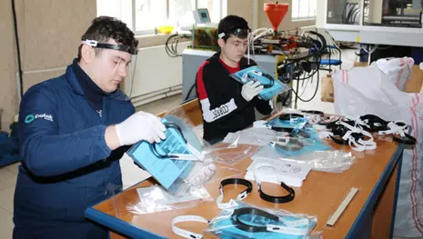 Konya’nın en güzide meslek liseleri yüz koruyucu siper maskelerin seri üretimine başladı